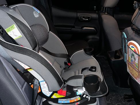 Used 2017 Toyota Tacoma TRD Off-Road w/ Tow Package (A/T) image 19