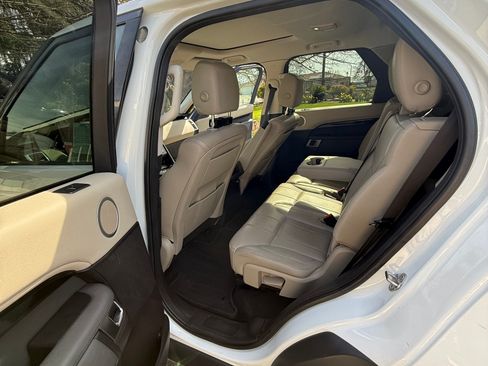 Used 2018 Land Rover Discovery SE image 14