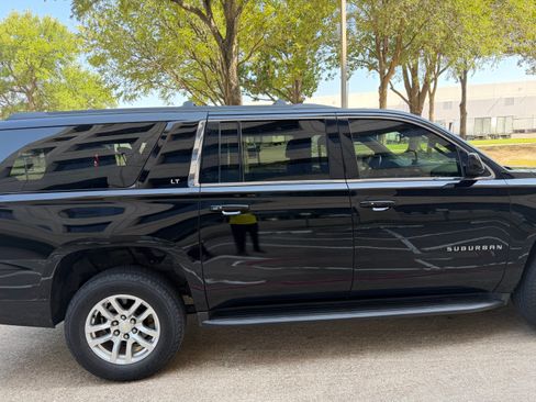 Used 2017 Chevrolet Suburban LT RWD image 6