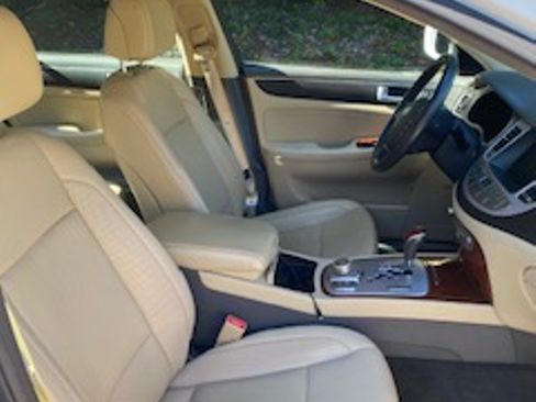 Used 2012 Hyundai Genesis 3.8 w/ Premium Pkg RWD image 9