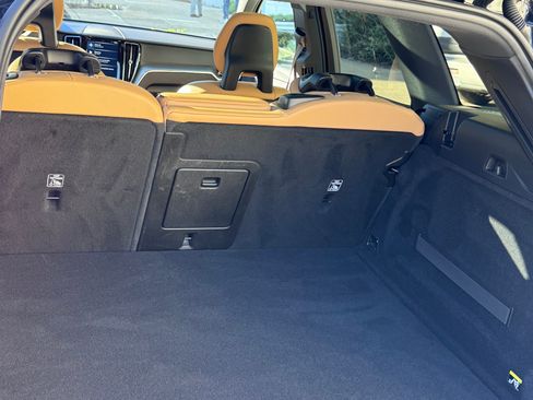 Used 2018 Volvo XC60 T6 Momentum w/ Convenience Package image 24