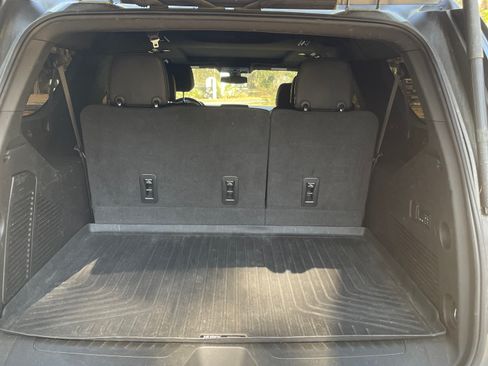 Used 2022 Chevrolet Suburban LT w/ Luxury Package AWD/4WD image 5