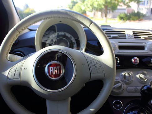 Used 2015 FIAT 500 Pop image 10