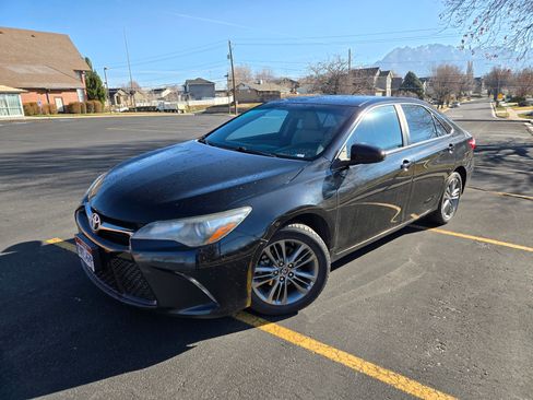 Used 2017 Toyota Camry SE image 4