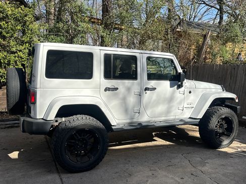 Used 2018 Jeep Wrangler Unlimited Sahara image 4