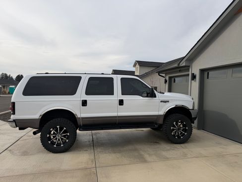 Used 2001 Ford Excursion XLT image 2