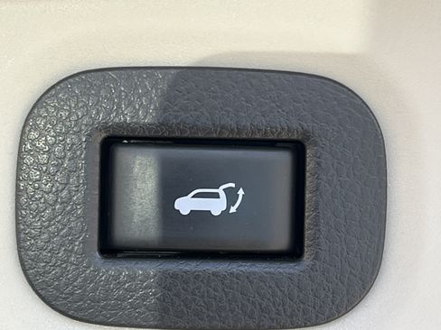 Used 2016 Nissan Rogue SV w/ SV Premium Package image 32