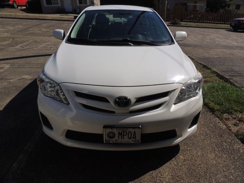 Used 2011 Toyota Corolla LE image 1