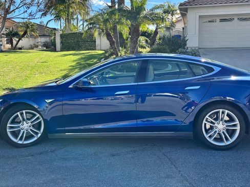 Used 2015 Tesla Model S 70D image 1