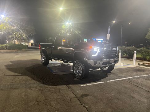 Used 2024 Chevrolet Silverado 2500 LTZ w/ LTZ Convenience Package image 4