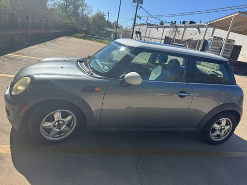 Used 2010 MINI Cooper Hardtop image 2