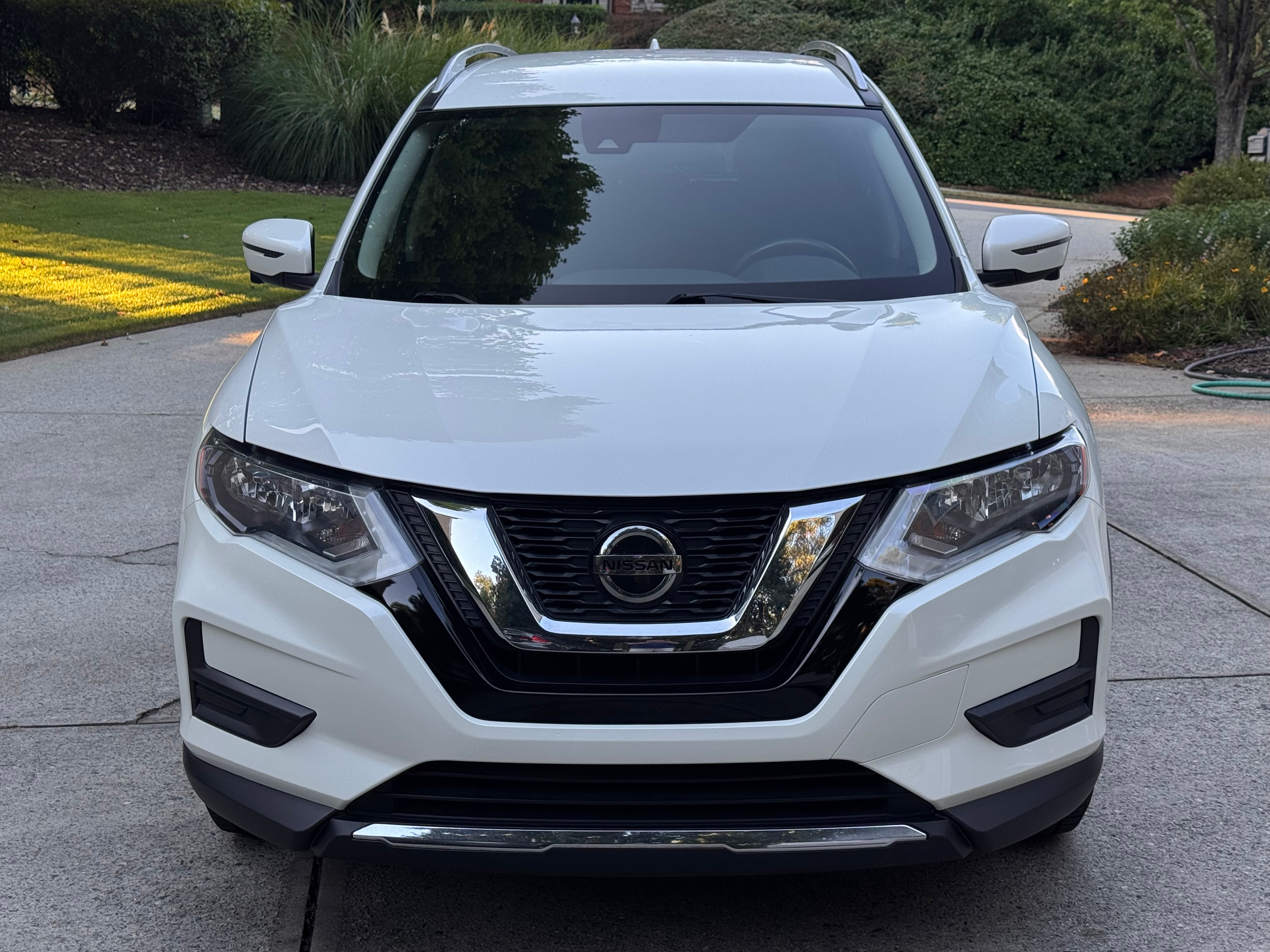 Used 2019 Nissan Rogue SV w/ Premium Package FWD image 1