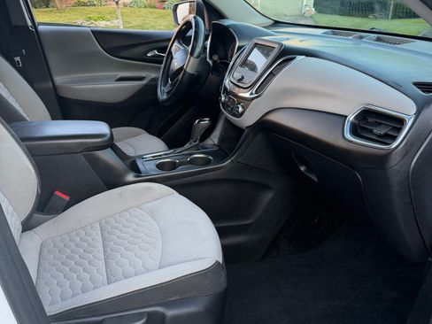 Used 2019 Chevrolet Equinox LS w/ LS Convenience Package FWD image 11