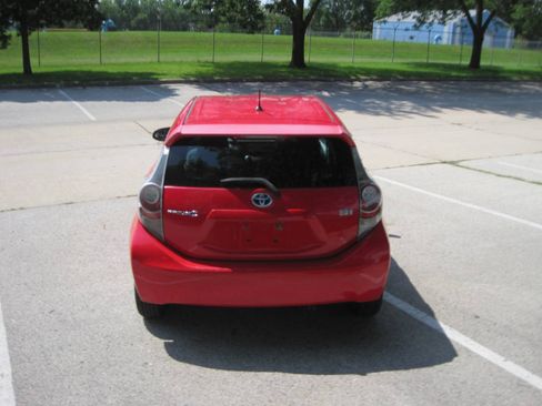 Used 2013 Toyota Prius C One image 4
