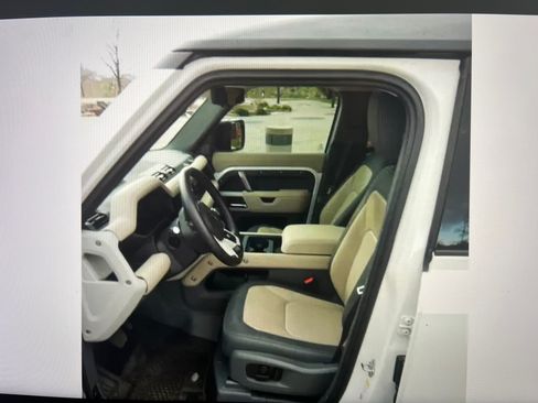 Used 2024 Land Rover Defender 110 X-Dynamic SE image 6