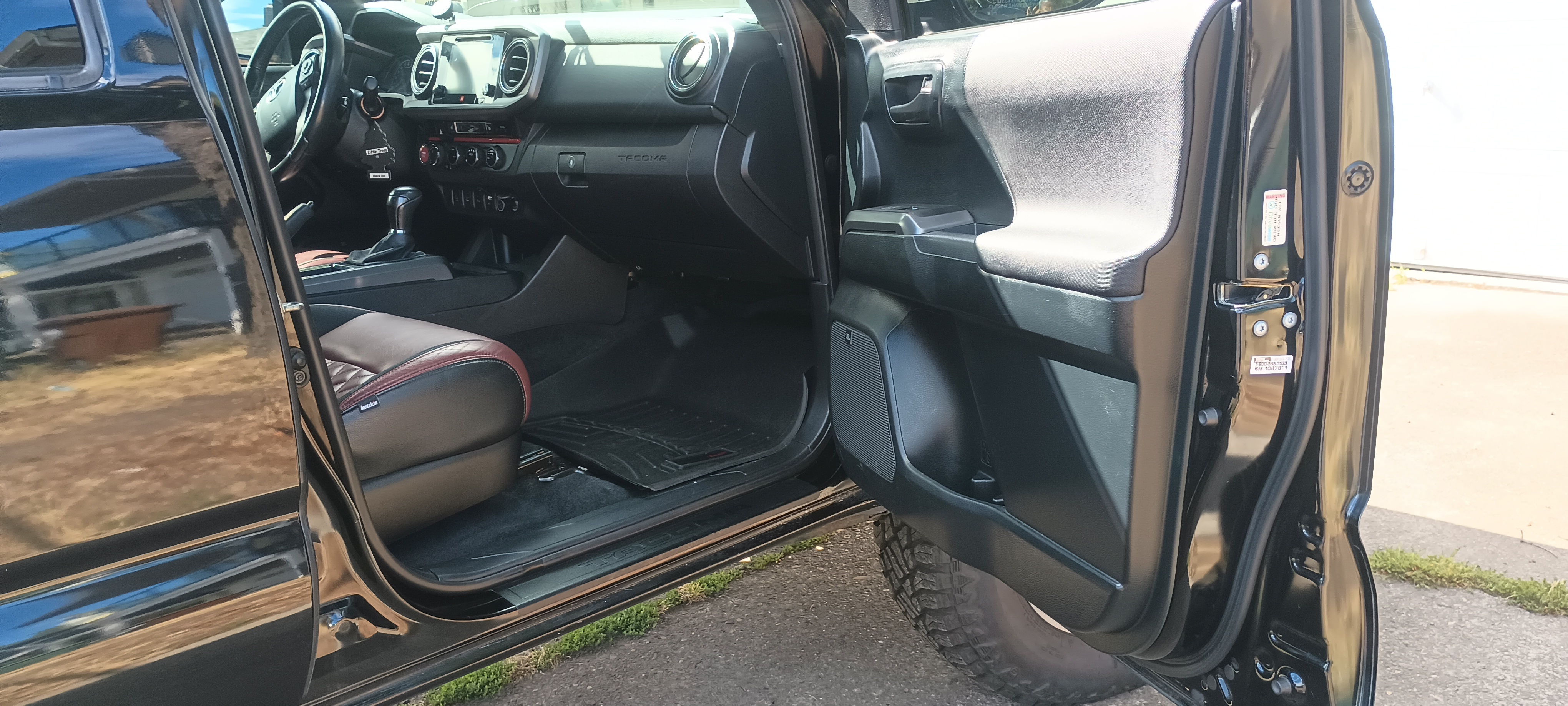 Used 2016 Toyota Tacoma TRD Off-Road AWD/4WD image 10