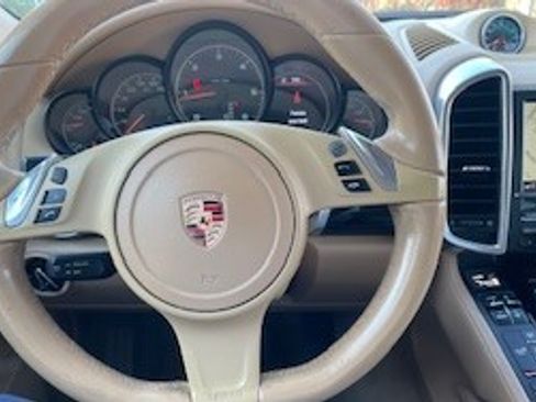 Used 2014 Porsche Cayenne Diesel Platinum Edition image 2