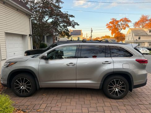 Used 2018 Toyota Highlander SE image 2
