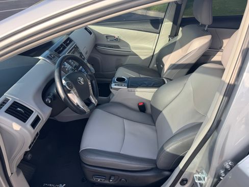 Used 2017 Toyota Prius V Five image 13