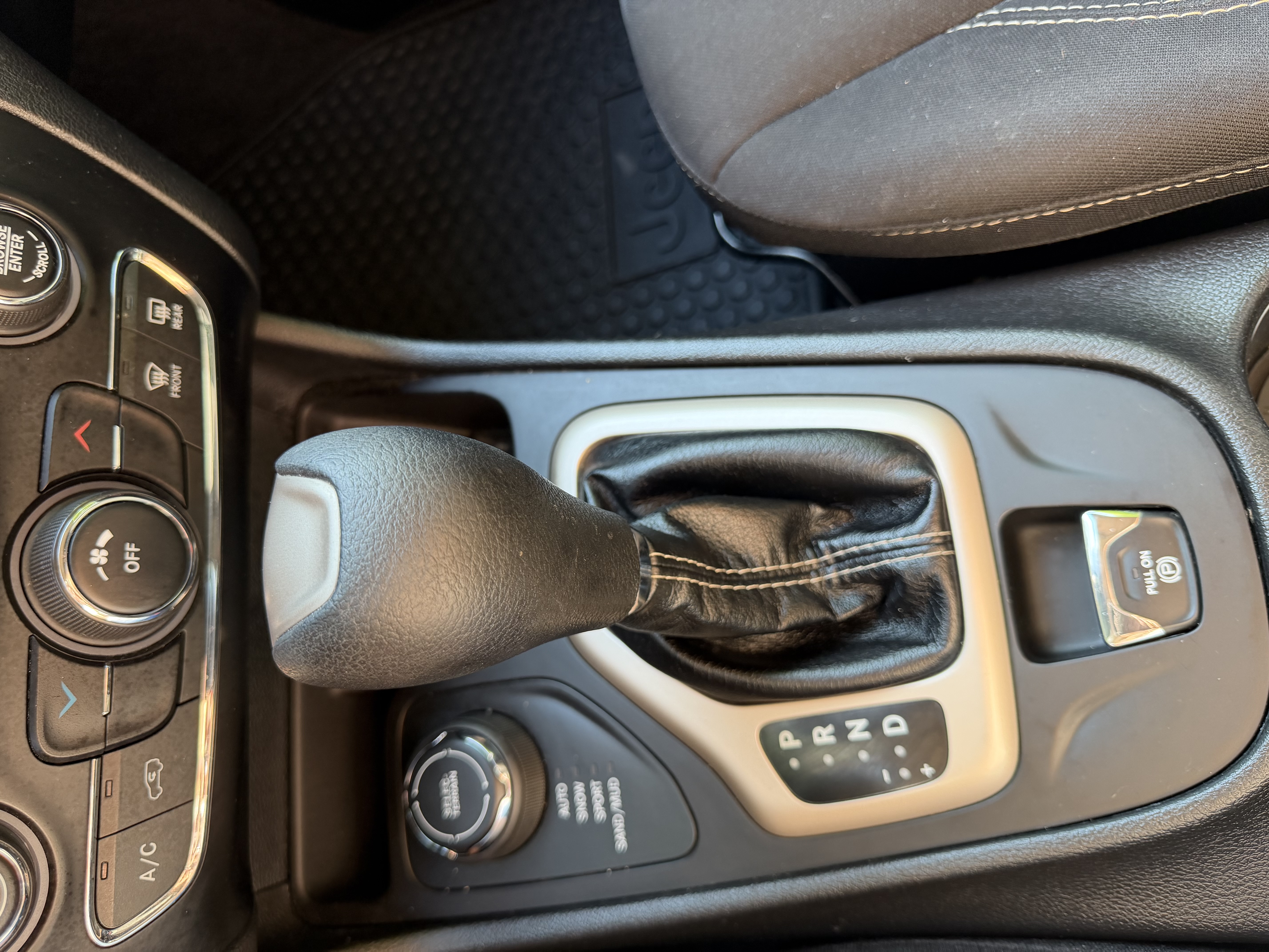 Used 2017 Jeep Cherokee Latitude w/ Cold Weather Group AWD/4WD image 10