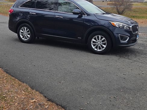 Used 2017 Kia Sorento LX w/ LX Convenience Package image 4