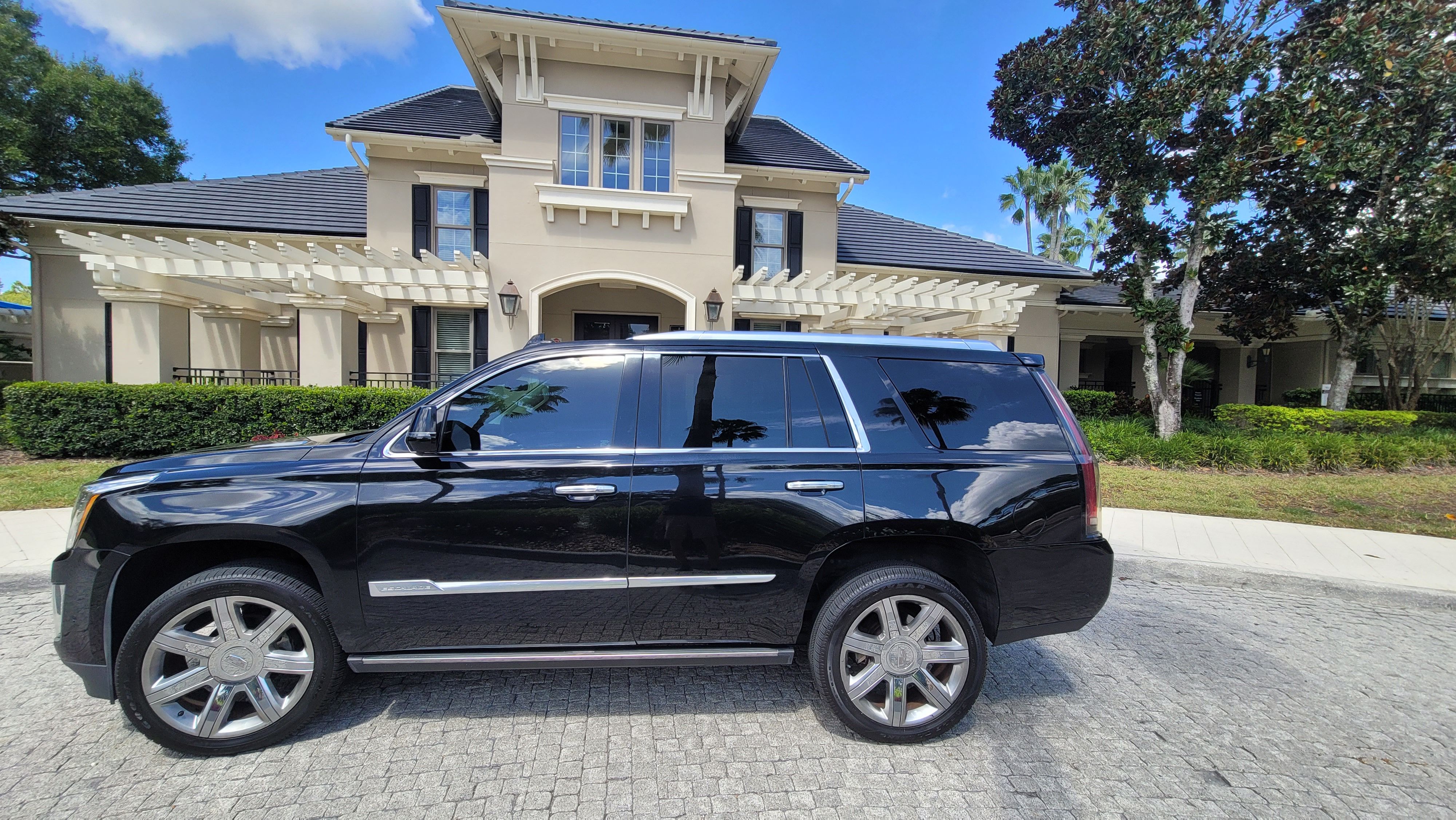 Used 2017 Cadillac Escalade Premium Luxury RWD image 2
