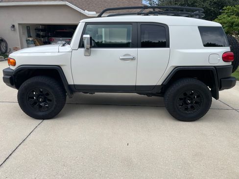 Used 2011 Toyota FJ Cruiser 4WD w/ Upgrade Pkg image 2