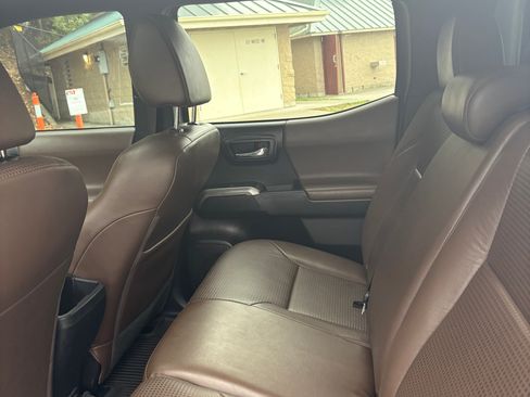 Used 2017 Toyota Tacoma Limited w/ Tow Package image 4