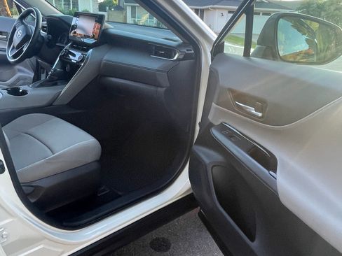 Used 2022 Toyota Venza LE AWD/4WD image 24