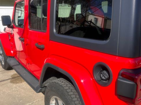 Used 2018 Jeep Wrangler Unlimited Sahara image 13