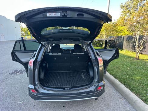 Used 2017 Toyota RAV4 XLE FWD image 10