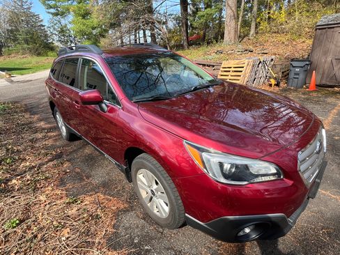 Used 2017 Subaru Outback 2.5i Premium image 2