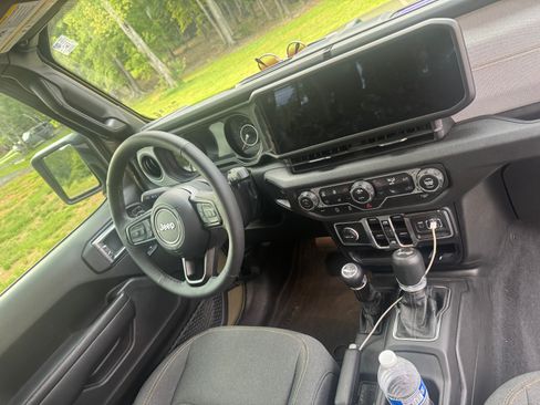 Used 2025 Jeep Wrangler Unlimited Sport AWD/4WD image 10