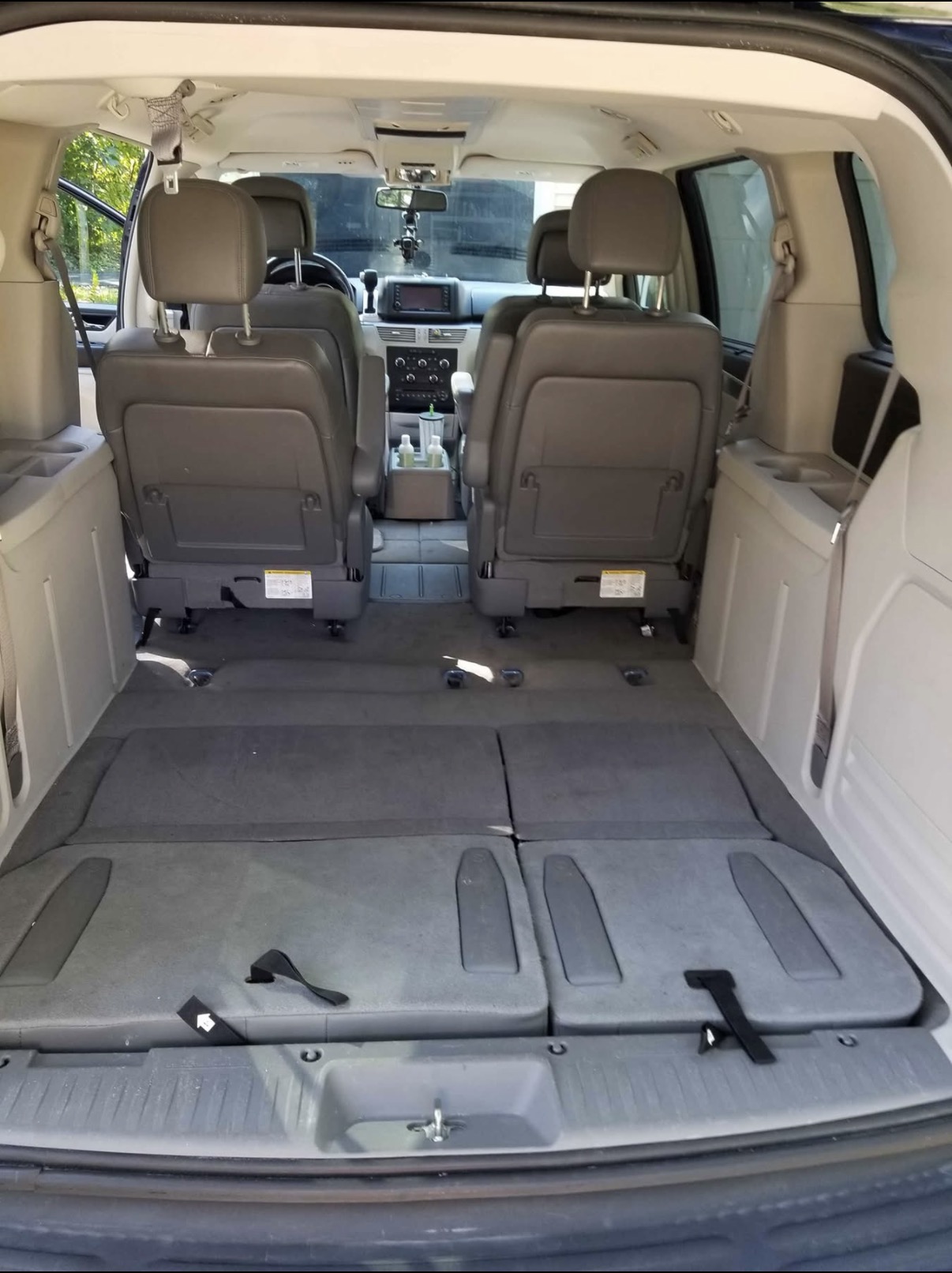 Used 2014 Volkswagen Routan SE FWD image 6