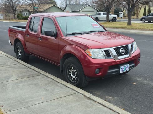Used 2019 Nissan Frontier SV image 2