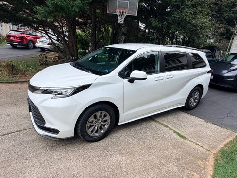 Used 2022 Toyota Sienna LE FWD image 1