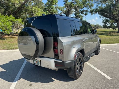 Used 2025 Land Rover Defender 110 S image 2