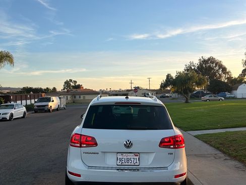 Used 2014 Volkswagen Touareg Sport image 4
