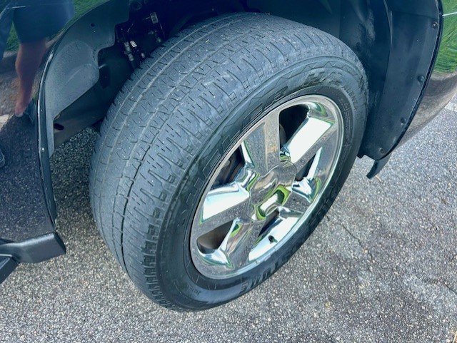 Used 2012 Chevrolet Avalanche LTZ RWD image 24