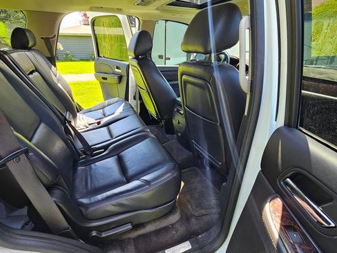 Used 2010 GMC Yukon Denali image 9