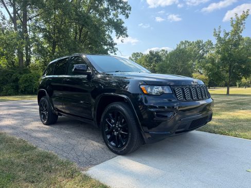 Used 2019 Jeep Grand Cherokee Altitude AWD/4WD image 2