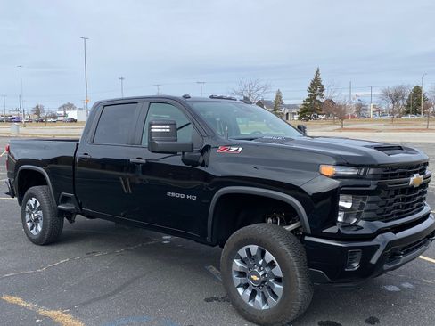 Used 2024 Chevrolet Silverado 2500 Custom w/ Custom Value Package image 4
