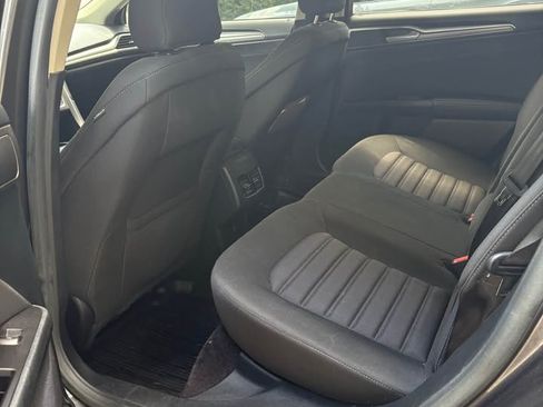 Used 2017 Ford Fusion SE w/ Fusion SE Technology Package image 10