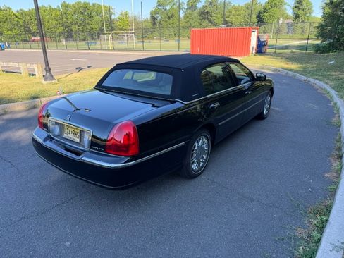 Used 2006 Lincoln Town Car Signature L RWD image 5