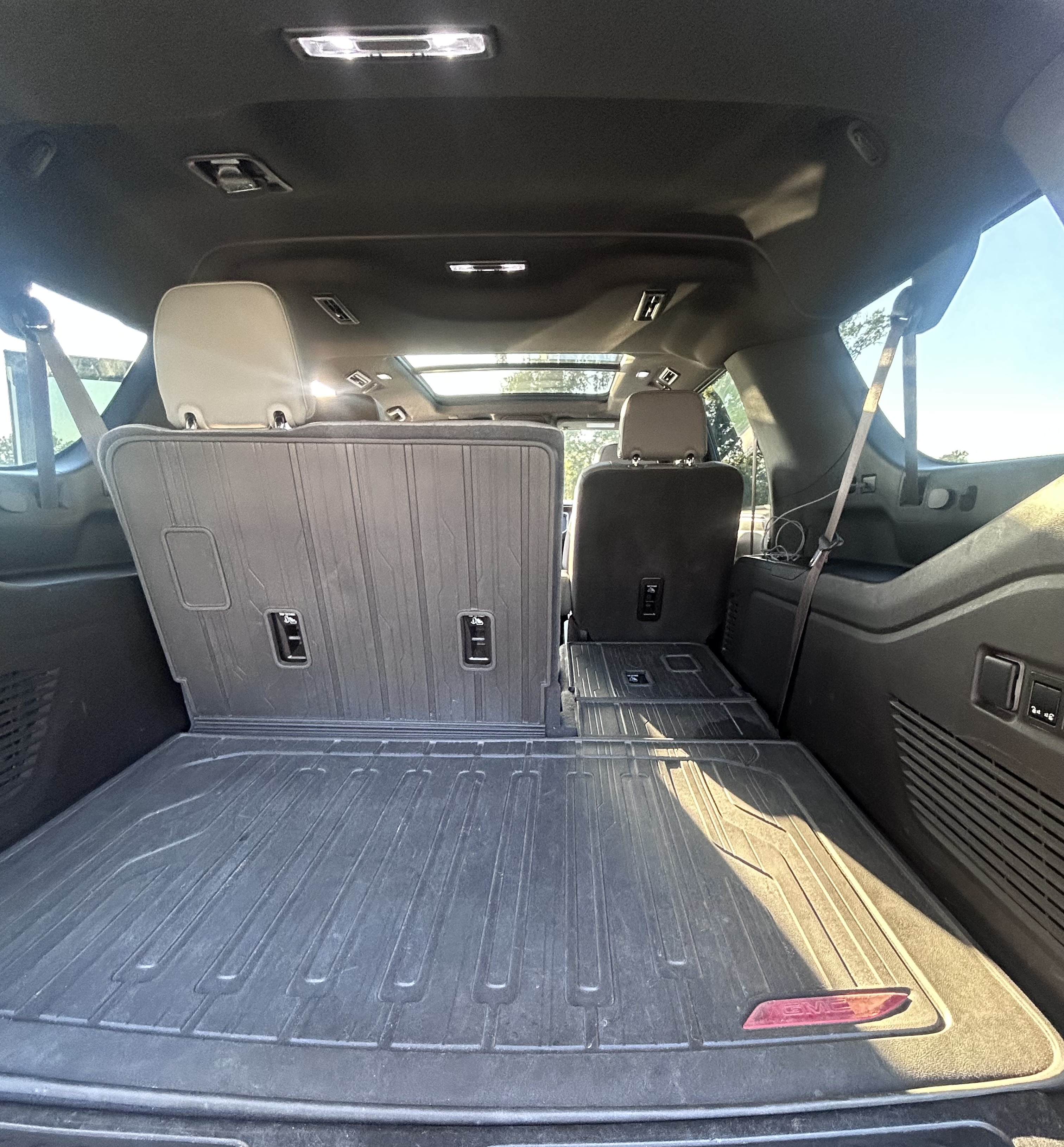 Used 2022 GMC Yukon XL SLT w/ SLT Premium Package RWD image 11