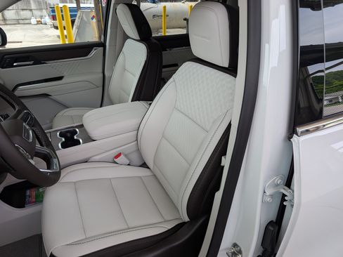 Used 2025 GMC Acadia Denali image 11