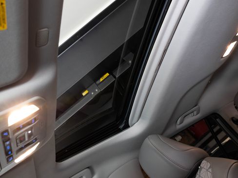 Used 2022 Toyota Highlander Bronze Edition image 16