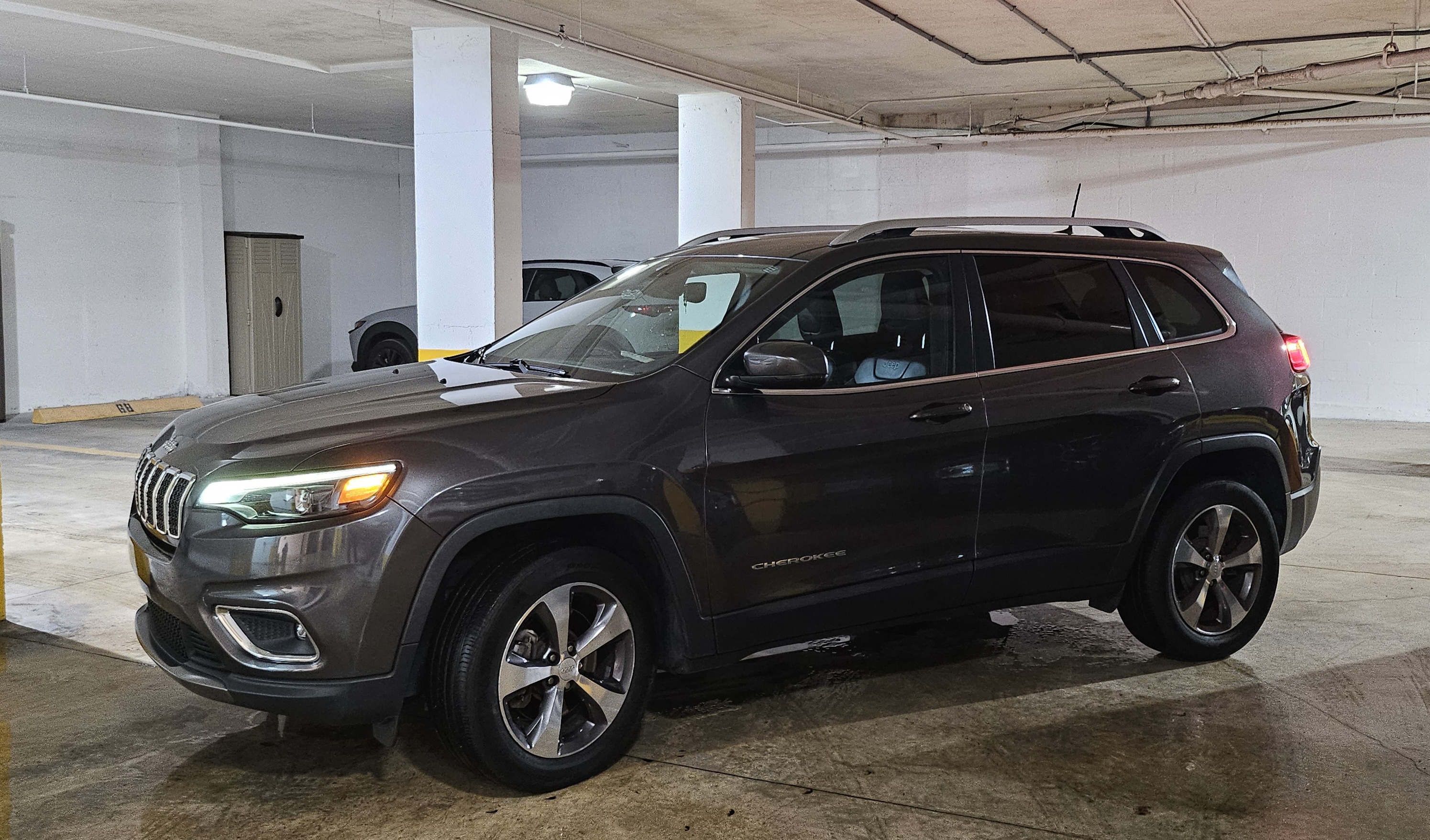 Used 2019 Jeep Cherokee Limited AWD/4WD image 1