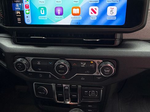 Used 2025 Jeep Gladiator Sport AWD/4WD image 19