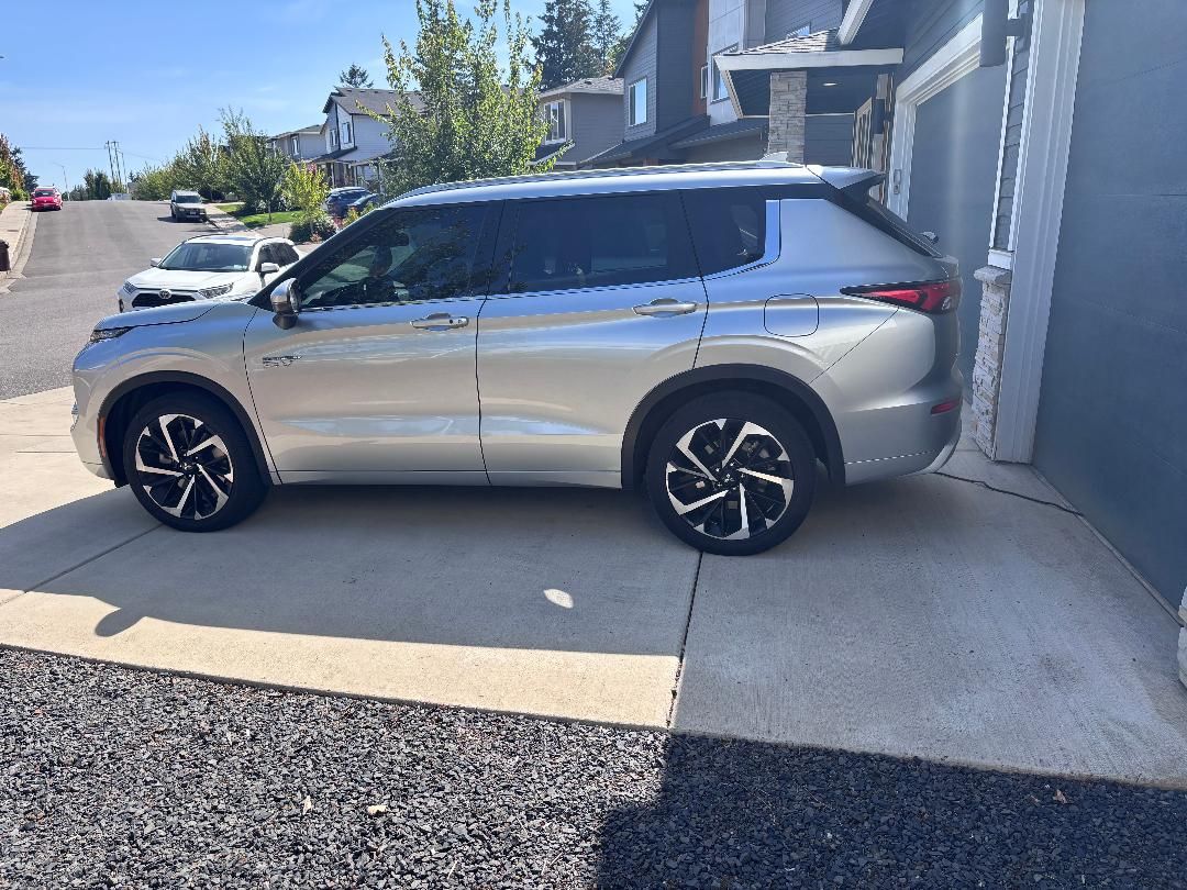 Used 2023 Mitsubishi Outlander SEL AWD/4WD image 2